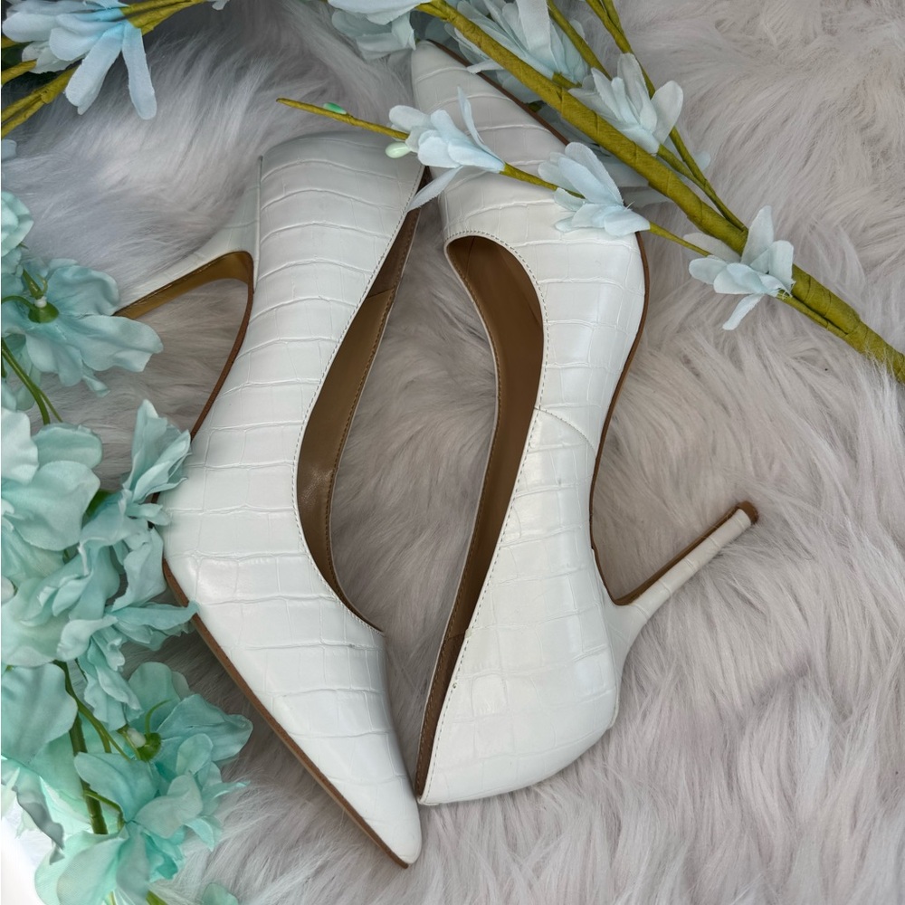 Jennifer Lopez Elegant White Embossed Heels - Picture 4 of 5